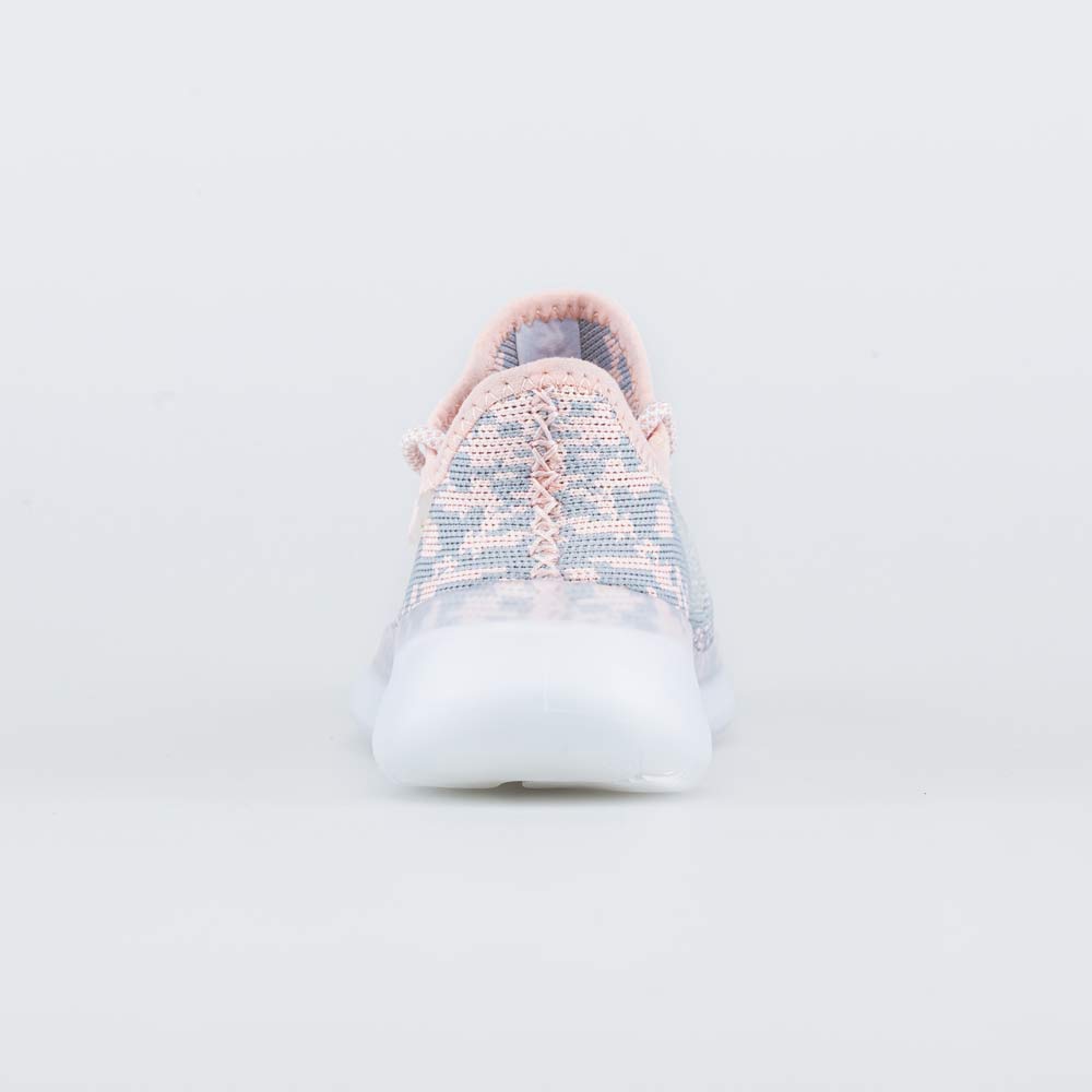 Орындықта отырған жалаңаш әйел